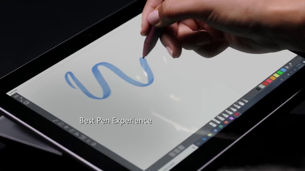 گو Surface Go به همراه قلم Surface Pro 2017 سرفیس پرو در کنار آن به منظور رسم و نوشتن