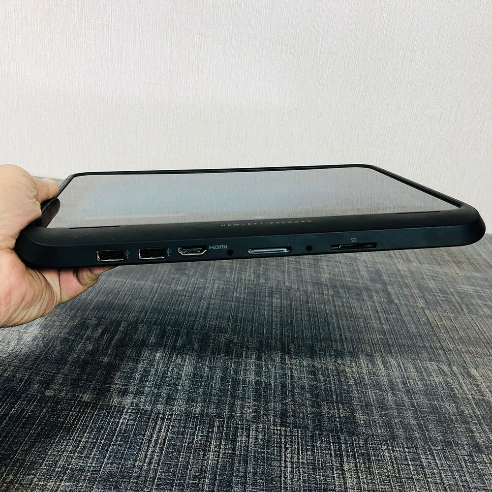 نمای جانبی تبلت HP ElitePad 1000 G2 که ضخامت کم و پورت‌ها را نشان می‌دهد