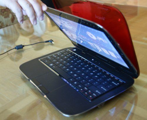 لپ‌تاپ کوچک برای تایپ و وب‌گردی