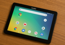 ستفاده کودک از تبلت مودیو برای آموزش آنلاین ابتدایی