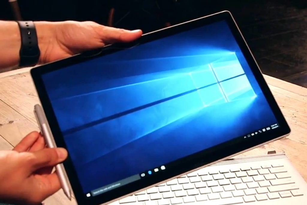 سرفیس بوک ۳ در حال استفاده توسط طراح گرافیک